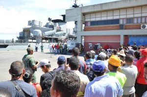 229Familiares felices al ver llegar la fragata de la Armada